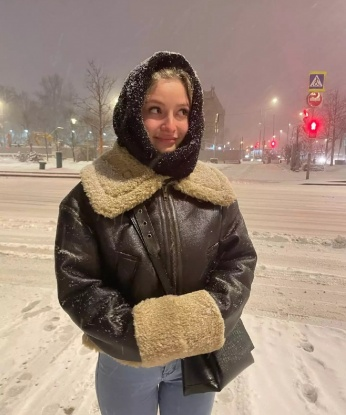 Мое тело – источник наслаждения, а мои руки – волшебные. Я живу в Москве и готова подарить тебе незабываемые моменты нашей встречи. Со мной ты сможешь расслабиться и наслаждаться каждой секундой. ☺️💋
Мои услуги – это твое сокровенное удовольствие. Я могу предложить тебе массаж, страстный секс, фантастический стриптиз, а также игры и ролевые сценарии, которые позволят нам окунуться в мир наслаждения. Когда мы встретимся, ты поймешь, что это знаешь настоящую страсть и раскроешь всю свою сексуальность. 💥🔥
Мое обаяние и опыт никогда не оставят тебя равнодушным. Я получаю множество положительных отзывов от своих довольных клиентов, которые хотят возвращаться ко мне снова и снова. Мои фото подтверждают мою красоту и стройность, и они лишь намекают на то, что ты сможешь увидеть лично. 📸🔝
Моя страсть и мечты ожидают тебя. Если ты готов окунуться в мир удовольствия и наслаждения, встречайся со мной – твоими желаниями является моя заповедь. Жду твоего звонка, дорогой мужчина! 💕😉 Мария